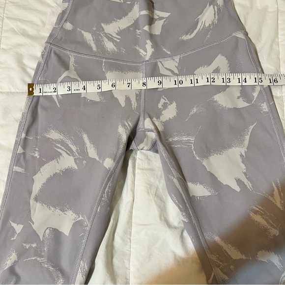 Lululemon crop size 6, camo gray and white - Picture 9 of 10